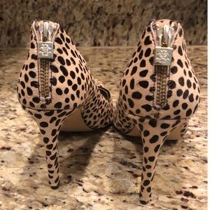 Size 9 Ann Taylor Leopard shoes.